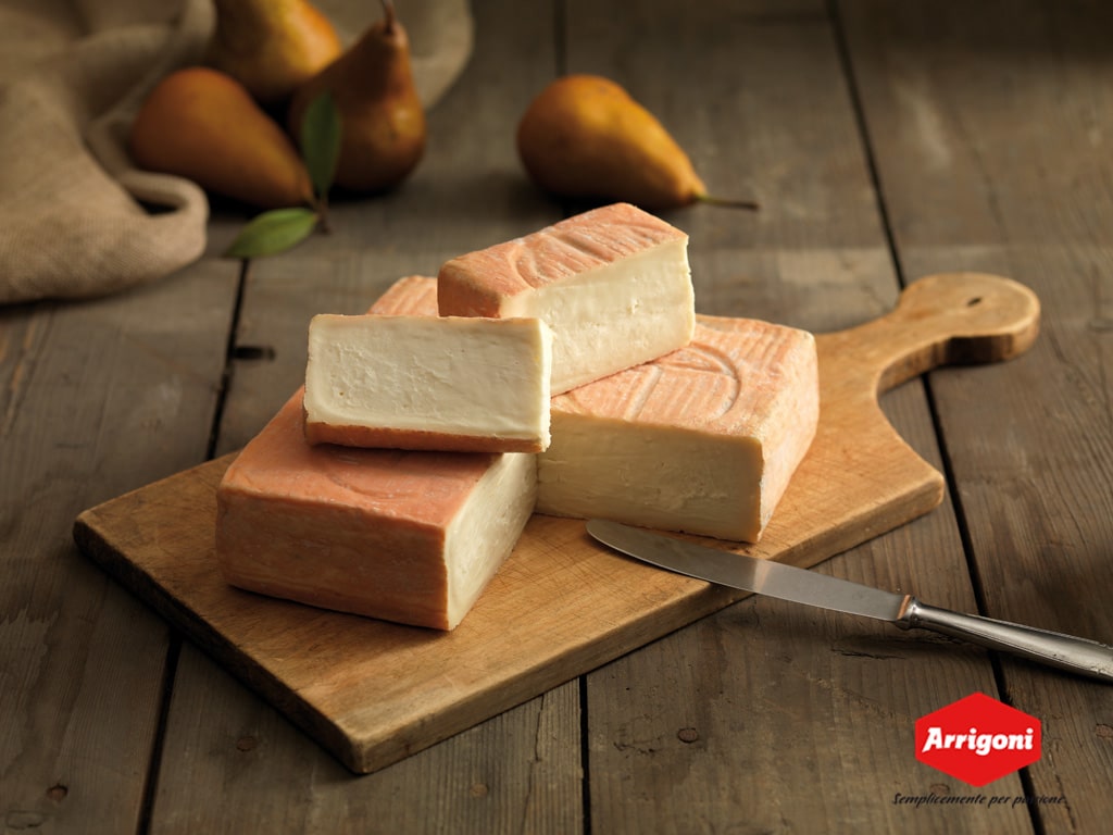 Taleggio Dop Arrigoni, il formaggio della tradizione spazzolato ancora a mano