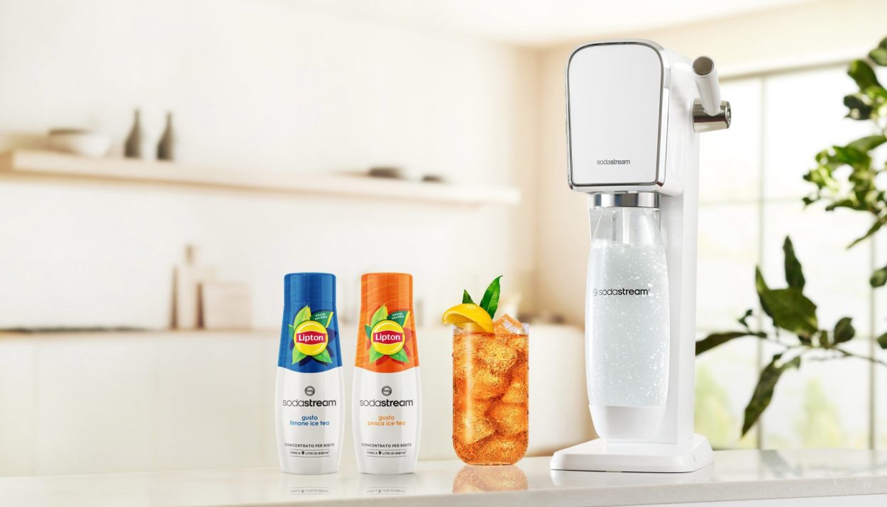 Sodastream crea x Lipton i nuovi gusti al limone e alla pesca per l'estate 2024