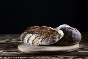 due forme di pane artigianale, fatto con grani antichi e lievito madre