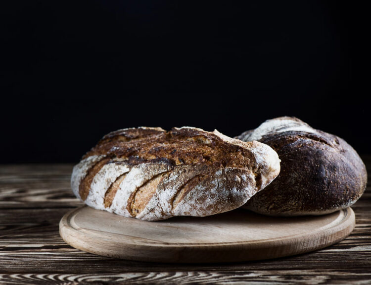 due forme di pane artigianale, fatto con grani antichi e lievito madre