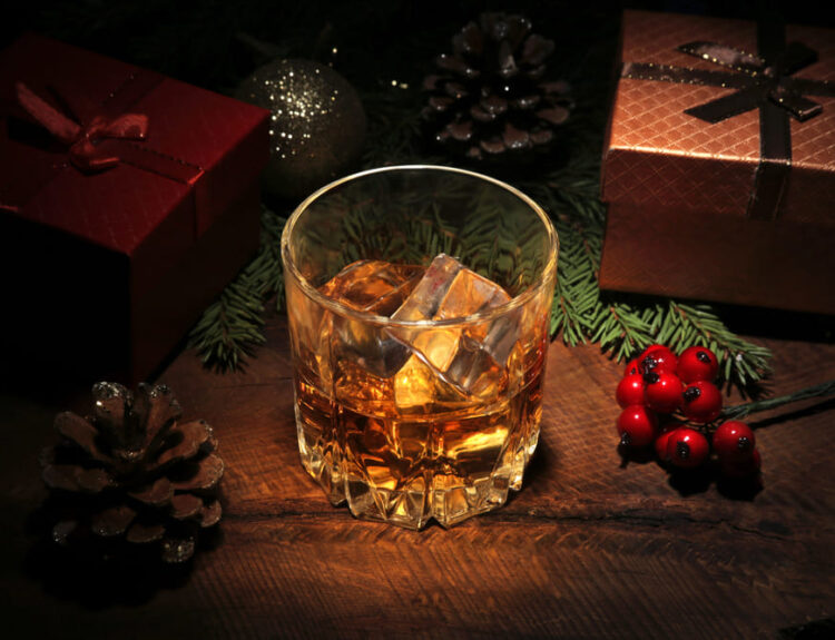 Scopri i migliori liquori per le feste: idee regalo eleganti e distillati unici da gustare con dolci natalizi o in compagnia