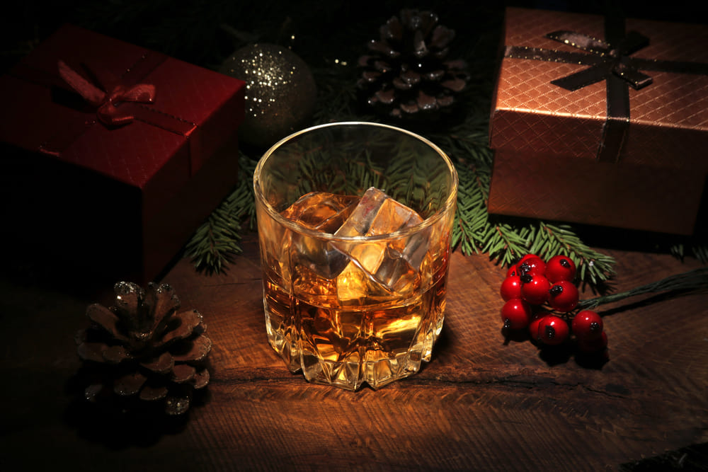 Scopri i migliori liquori per le feste: idee regalo eleganti e distillati unici da gustare con dolci natalizi o in compagnia