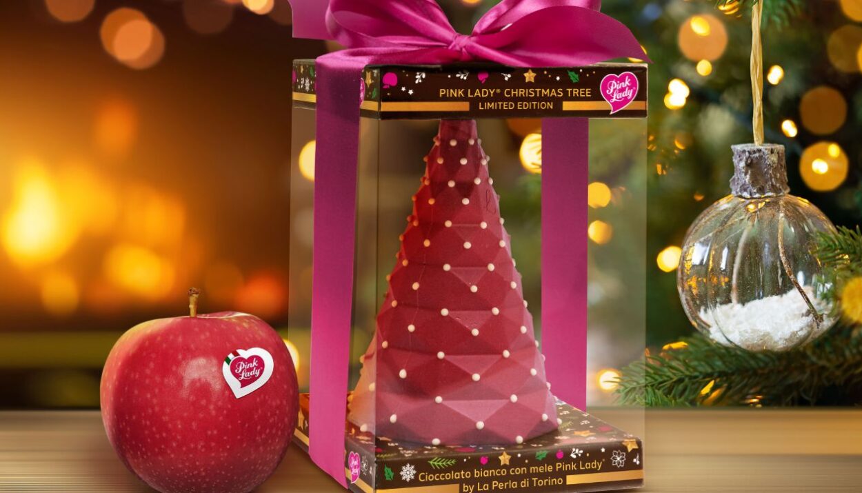 Scopri il Pink Lady Christmas Tree: la Limited Edition che unisce cioccolato bianco e mela Pink Lady® per un Natale dolce e indimenticabile!