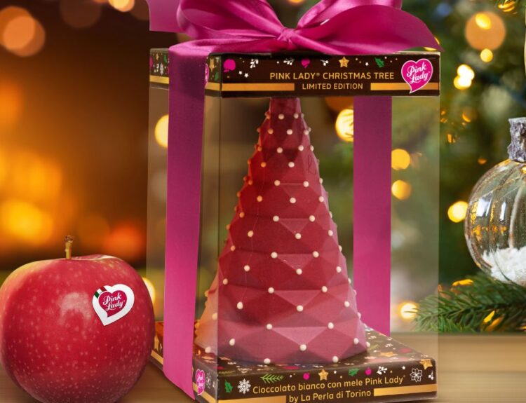 Scopri il Pink Lady Christmas Tree: la Limited Edition che unisce cioccolato bianco e mela Pink Lady® per un Natale dolce e indimenticabile!