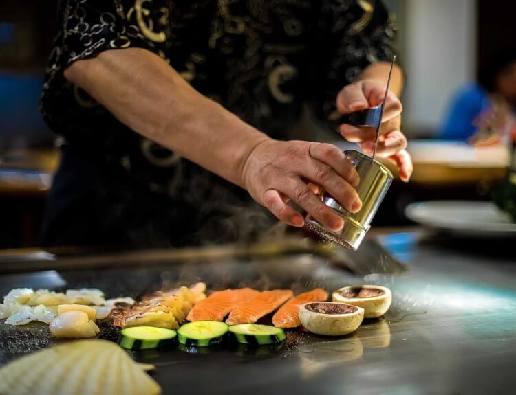 La cucina giapponese da scoprire oltre il sushi: okonomiyaki, shabu-shabu e altri sapori autentici da provare almeno una volta.