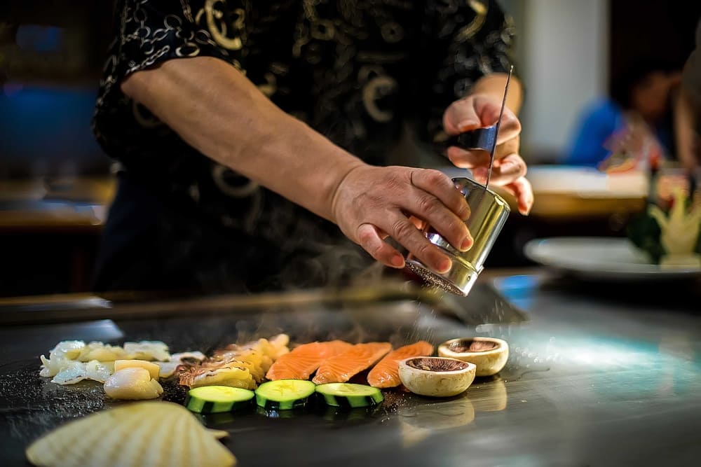 La cucina giapponese da scoprire oltre il sushi: okonomiyaki, shabu-shabu e altri sapori autentici da provare almeno una volta.