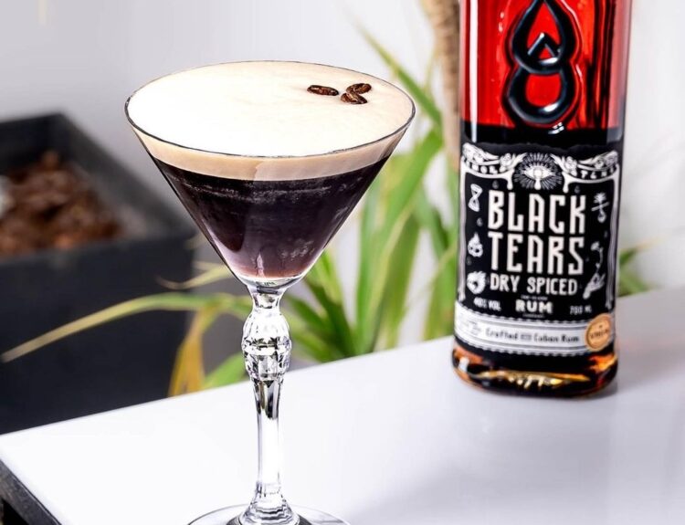 Scopri Black Tears, il primo rum speziato cubano: un mix unico di cacao, caffè e Aji Dulce che porta l’essenza di Cuba in ogni sorso