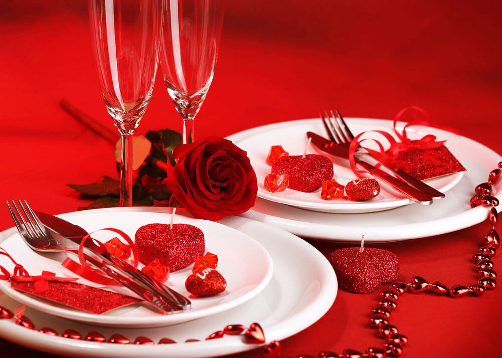 Scopri idee per la tavola e la cena di San Valentino romantica con piatti raffinati, dolci delizie e una tavola curata nei minimi dettagli.