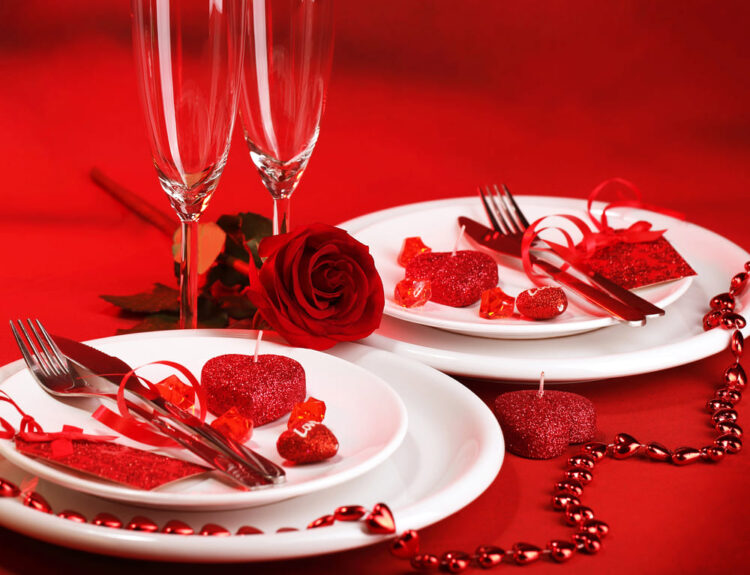 Scopri idee per la tavola e la cena di San Valentino romantica con piatti raffinati, dolci delizie e una tavola curata nei minimi dettagli.