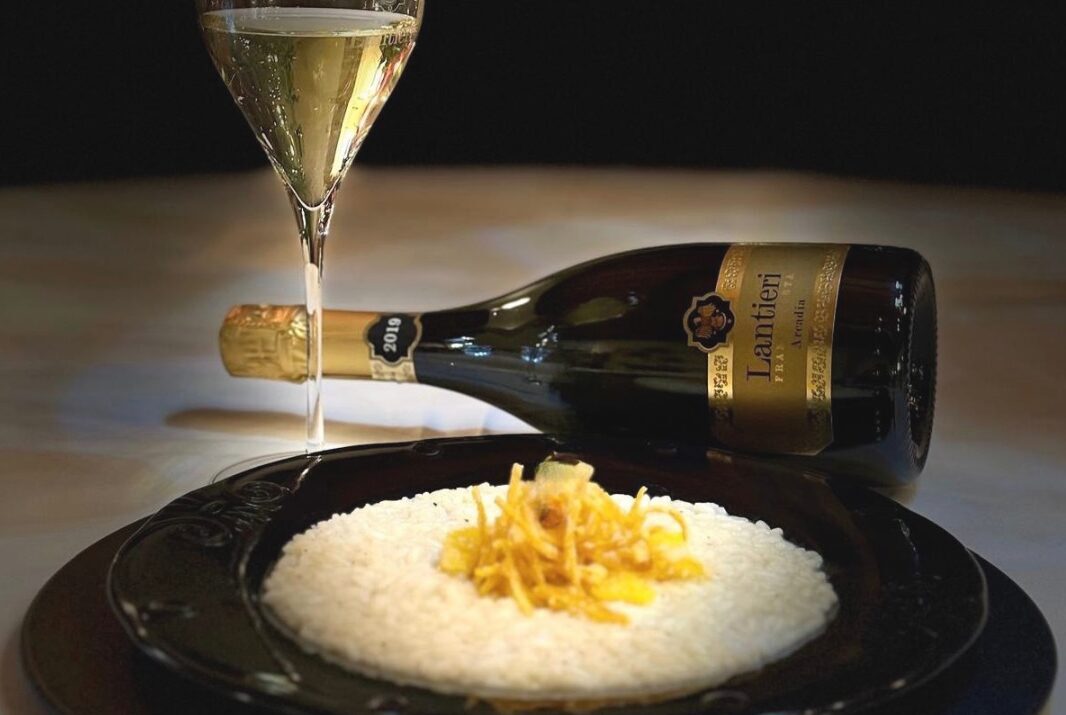 Prova il risotto al Franciacorta e arancia rossa di Sicilia IGP di Corte Lantieri: un piatto raffinato, perfetto per esaltare sapori unici.