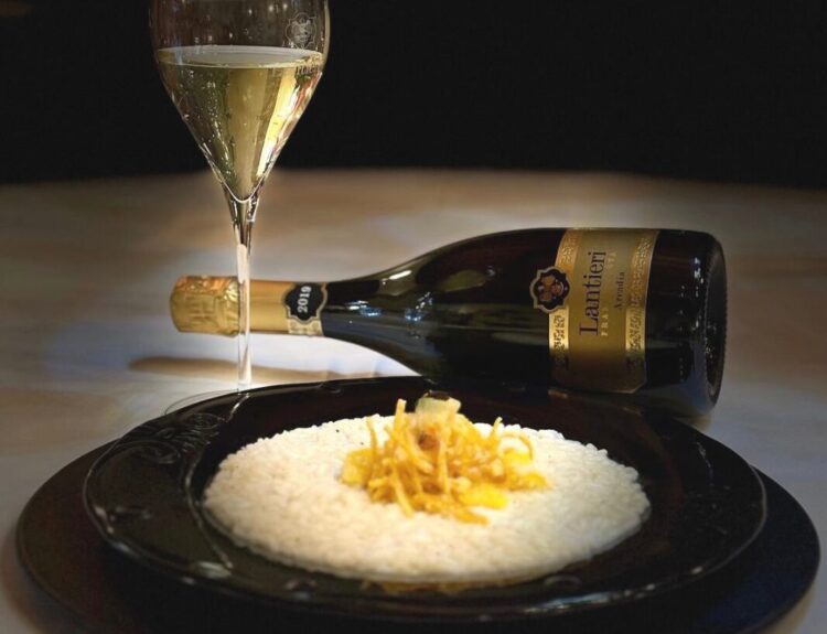 Prova il risotto al Franciacorta e arancia rossa di Sicilia IGP di Corte Lantieri: un piatto raffinato, perfetto per esaltare sapori unici.