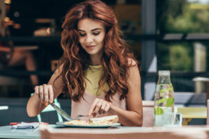 Il solo dining è in crescita tra Millennial e Gen Z. Scopri perché sempre più persone scelgono di mangiare da soli al ristorante.