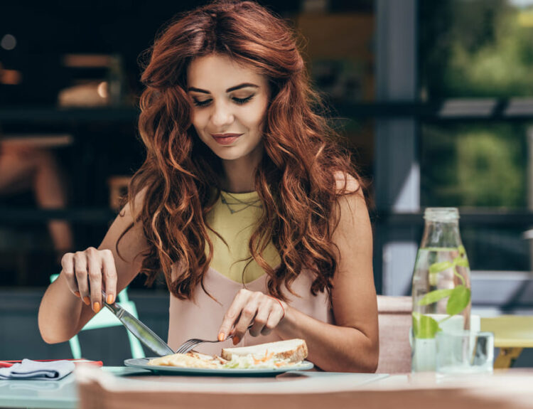 Il solo dining è in crescita tra Millennial e Gen Z. Scopri perché sempre più persone scelgono di mangiare da soli al ristorante.