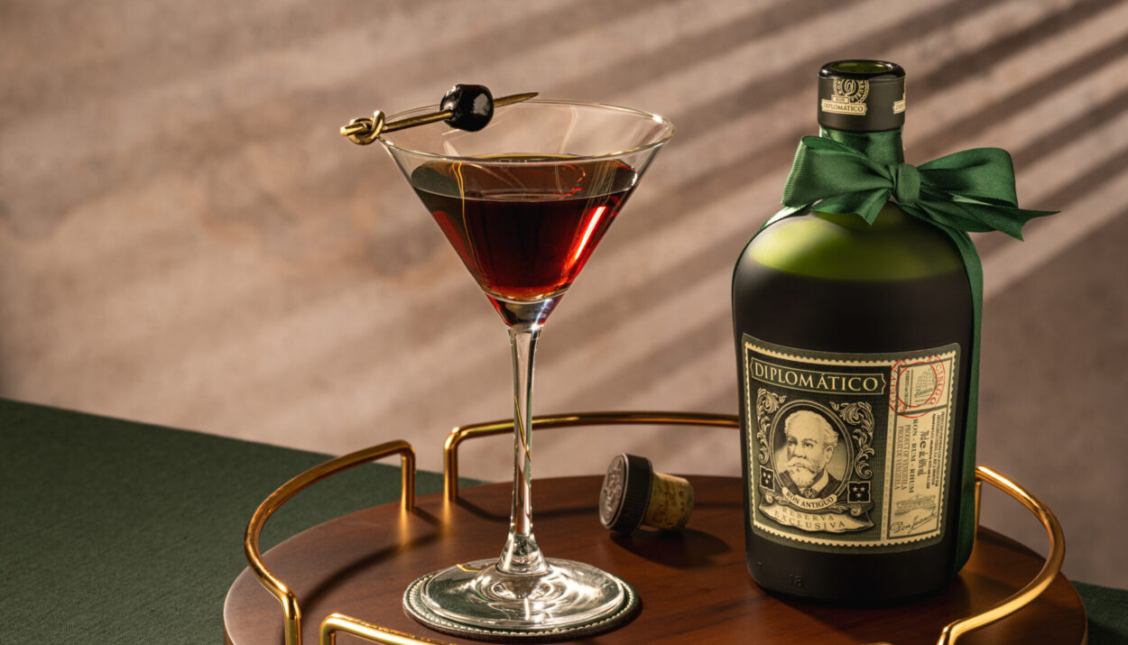 Scopri il Diplomático Rum Manhattan, un cocktail elegante e moderno per brindare alla Festa del Papà con gusto e raffinatezza.