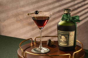 Scopri il Diplomático Rum Manhattan, un cocktail elegante e moderno per brindare alla Festa del Papà con gusto e raffinatezza.