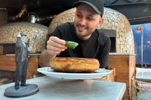 Scopri la Margherita Fojuta di Chef Ciro di Maio: una pizza che omaggia la tradizione napoletana con un tocco creativo e sorprendente!