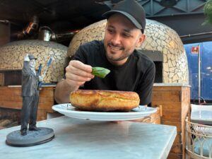 Scopri la Margherita Fojuta di Chef Ciro di Maio: una pizza che omaggia la tradizione napoletana con un tocco creativo e sorprendente!