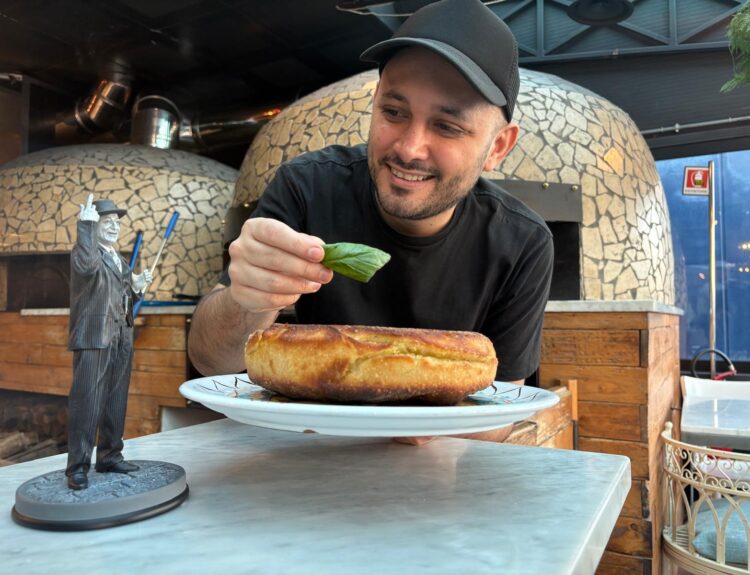 Scopri la Margherita Fojuta di Chef Ciro di Maio: una pizza che omaggia la tradizione napoletana con un tocco creativo e sorprendente!