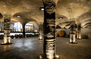 Scopri Tenuta di Castellaro, la cantina bioclimatica di Lipari che unisce vino, architettura innovativa e sostenibilità.