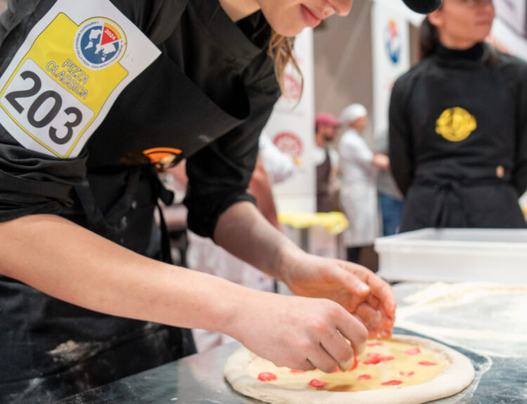 Le donne pizzaiole conquistano il settore: oltre 9.000 pizzerie guidate da donne e nuove opportunità al Campionato Mondiale della Pizza 2025.